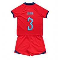 Billiga England Luke Shaw #3 Barnkläder Borta fotbollskläder till baby VM 2022 Kortärmad (+ Korta byxor)